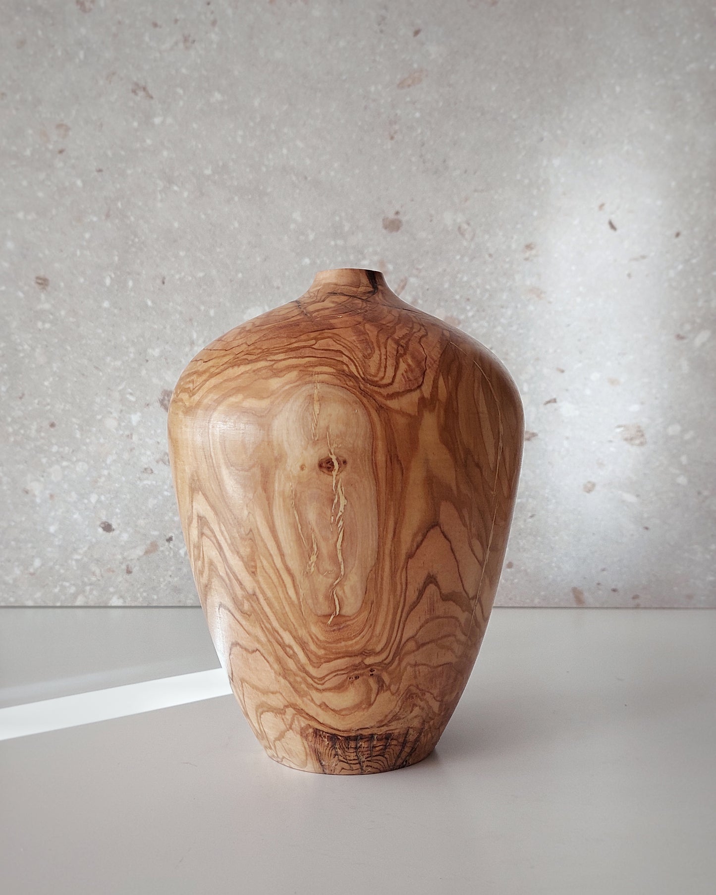 B21 Olive wood vase