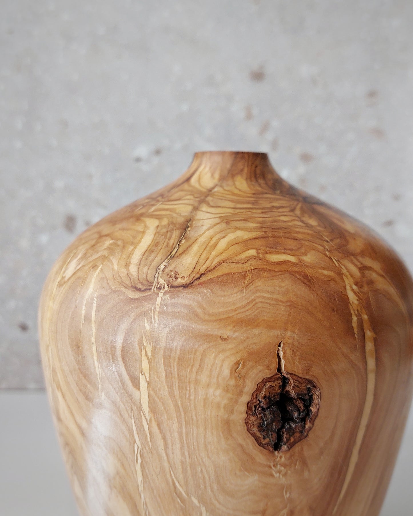 B21 Olive wood vase