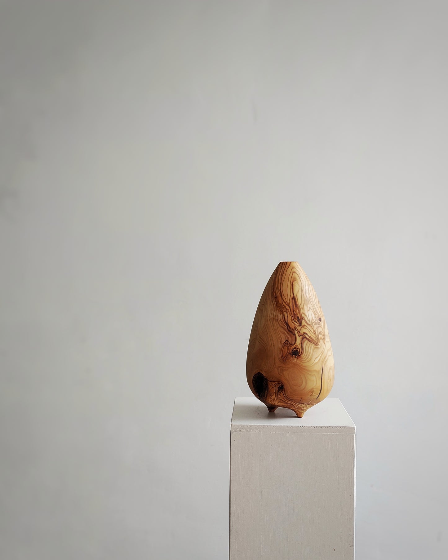 B37 Olive wood vase