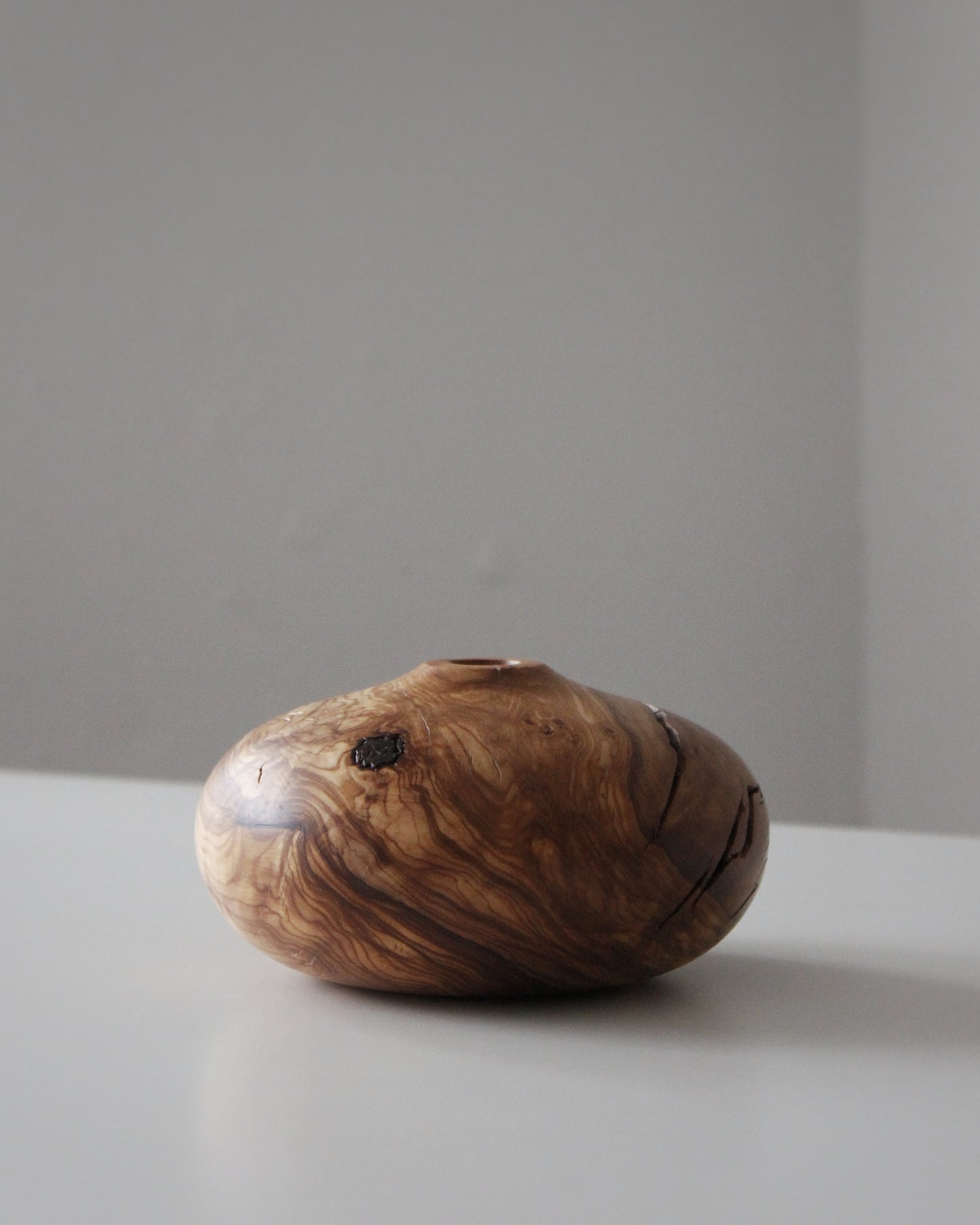 B43 Olive wood vase