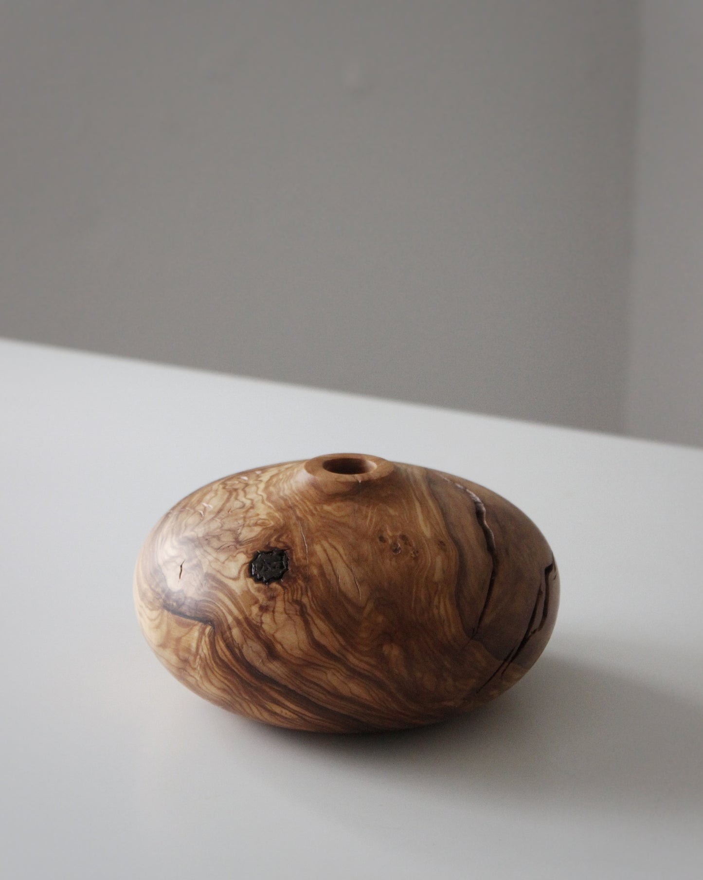 B43 Olive wood vase