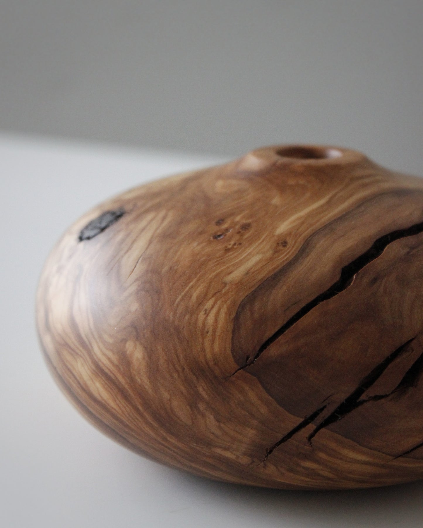 B43 Olive wood vase