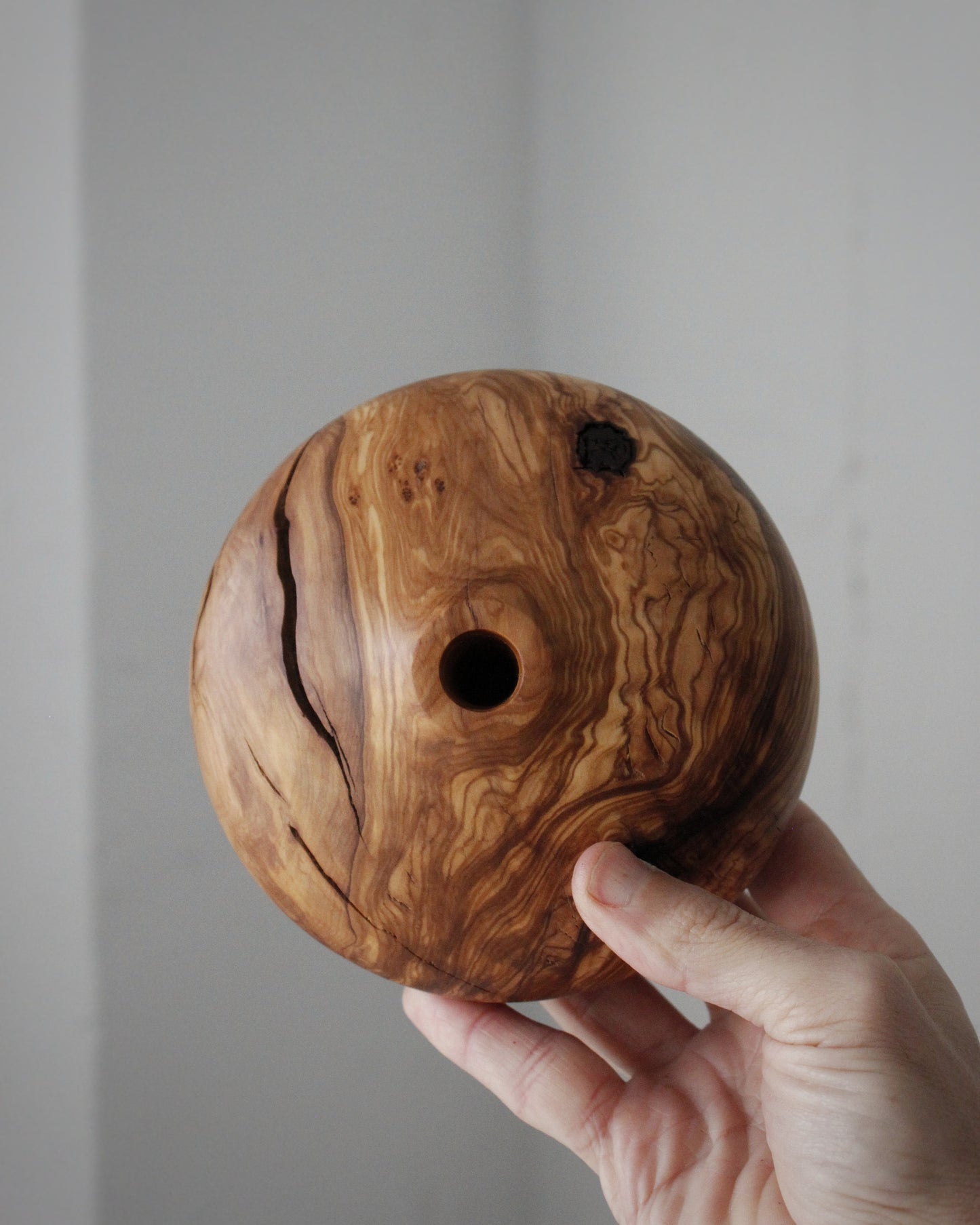 B43 Olive wood vase