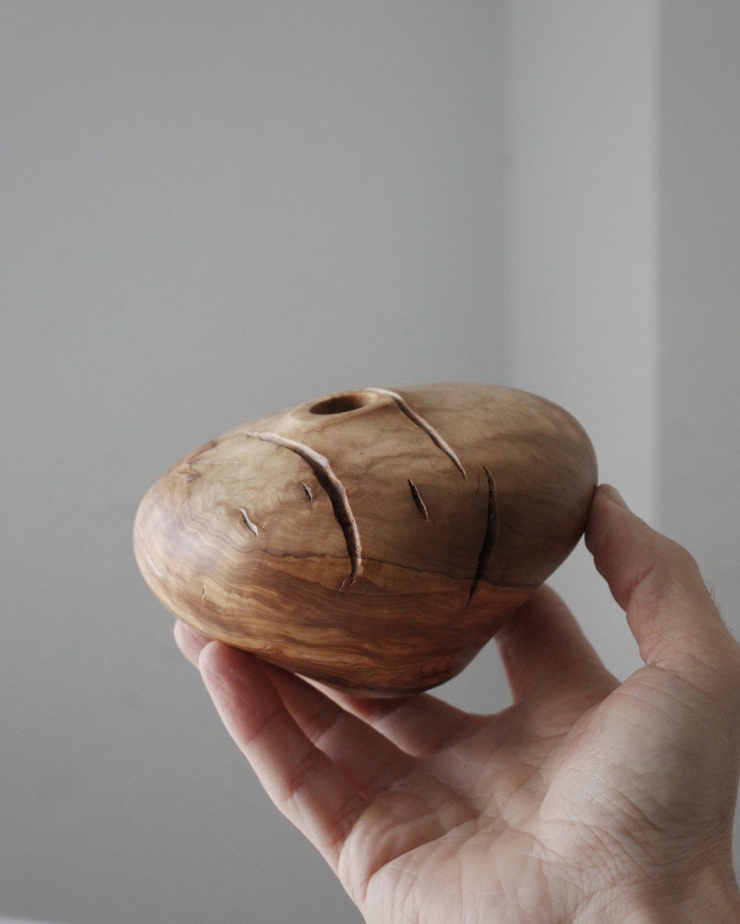 B44 Olive wood vase