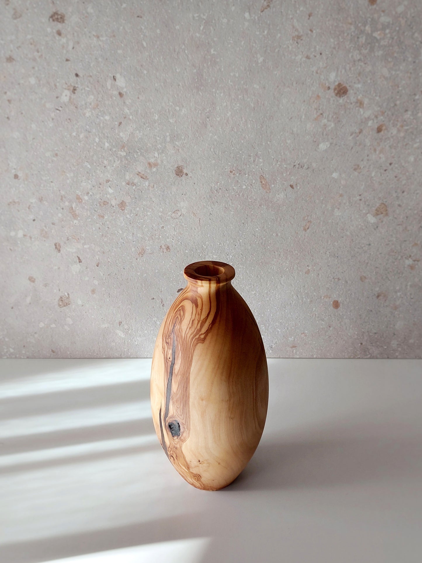B01 Olive wood vase