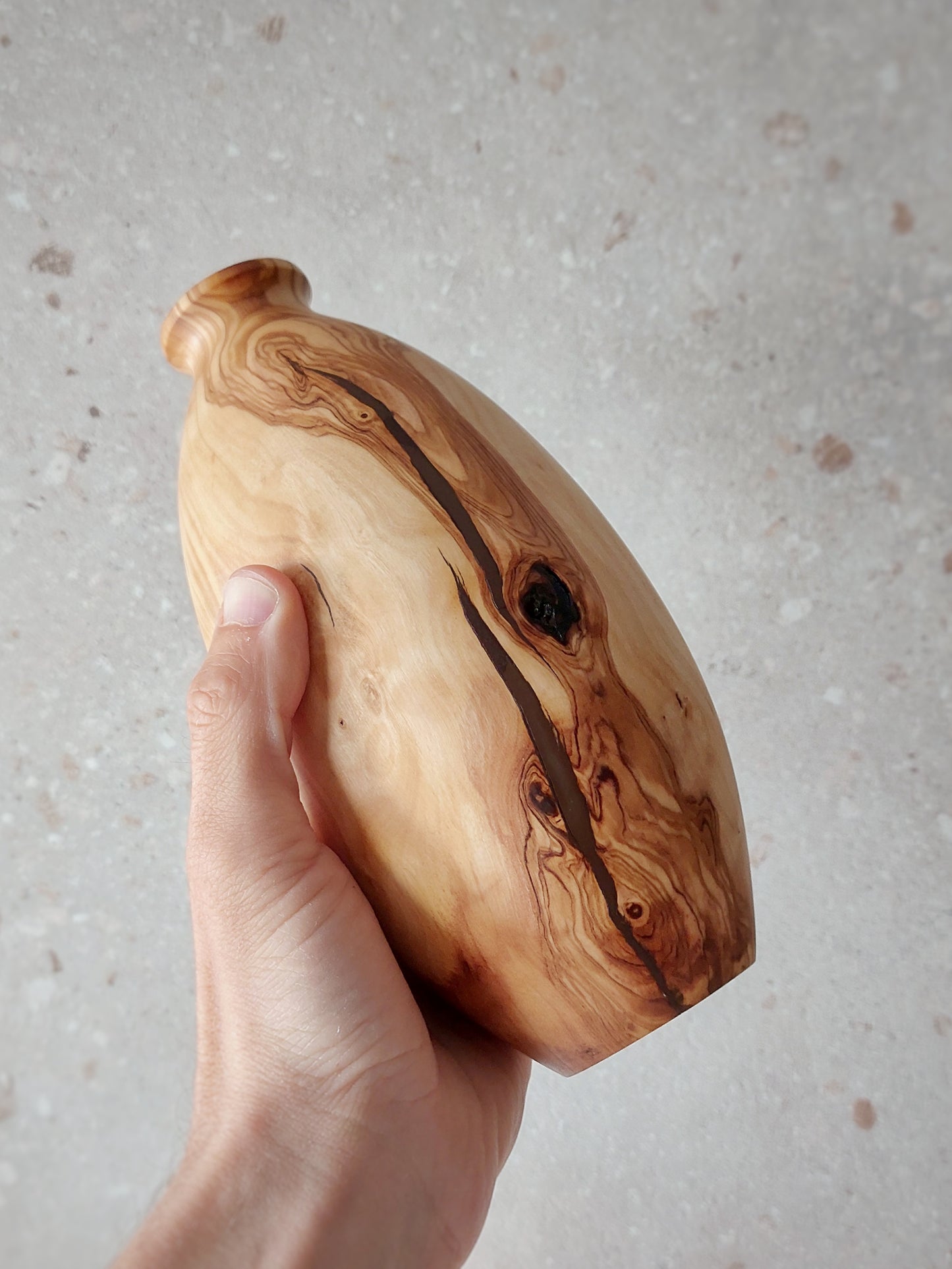 B01 Olive wood vase