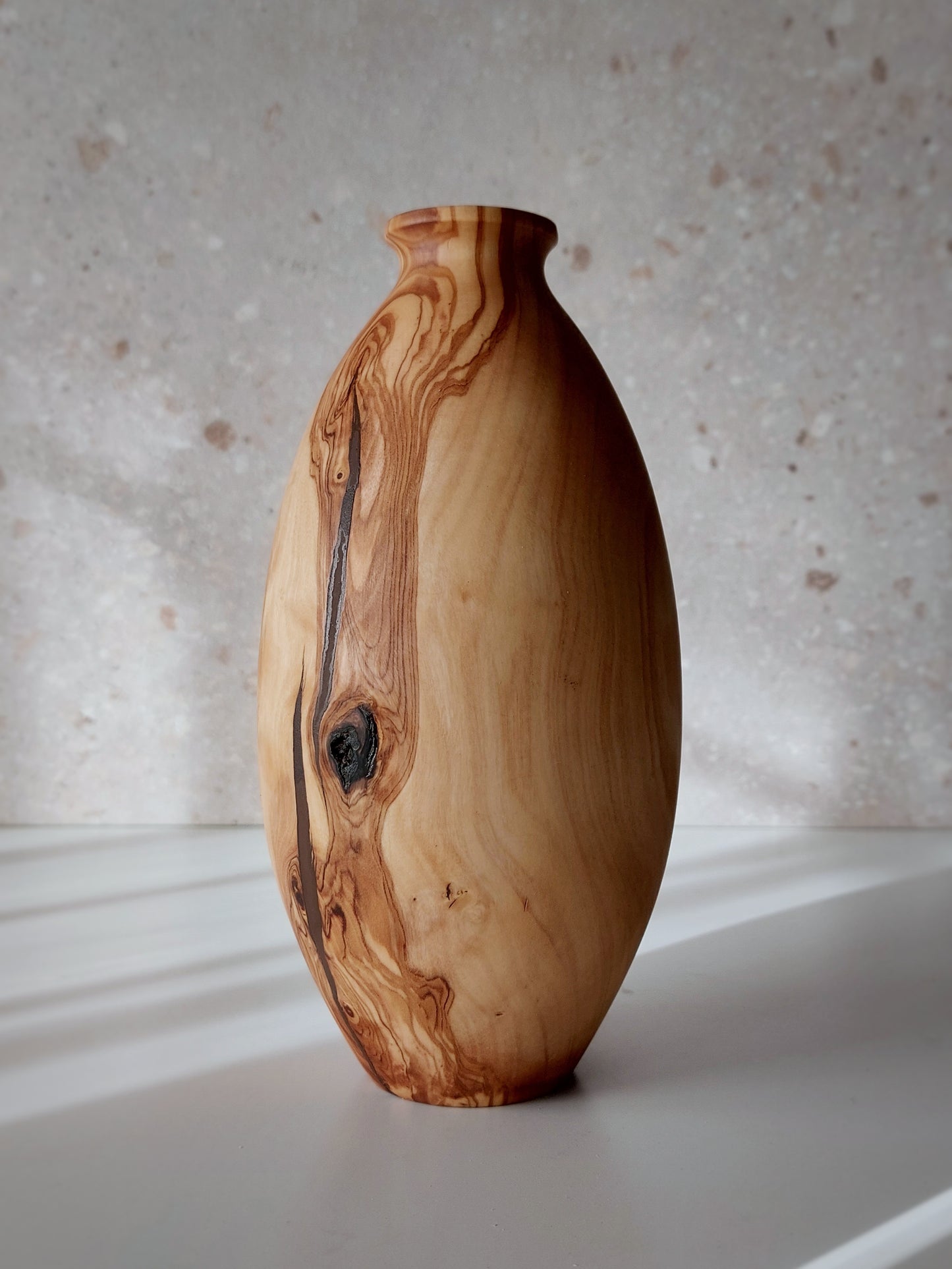 B01 Olive wood vase