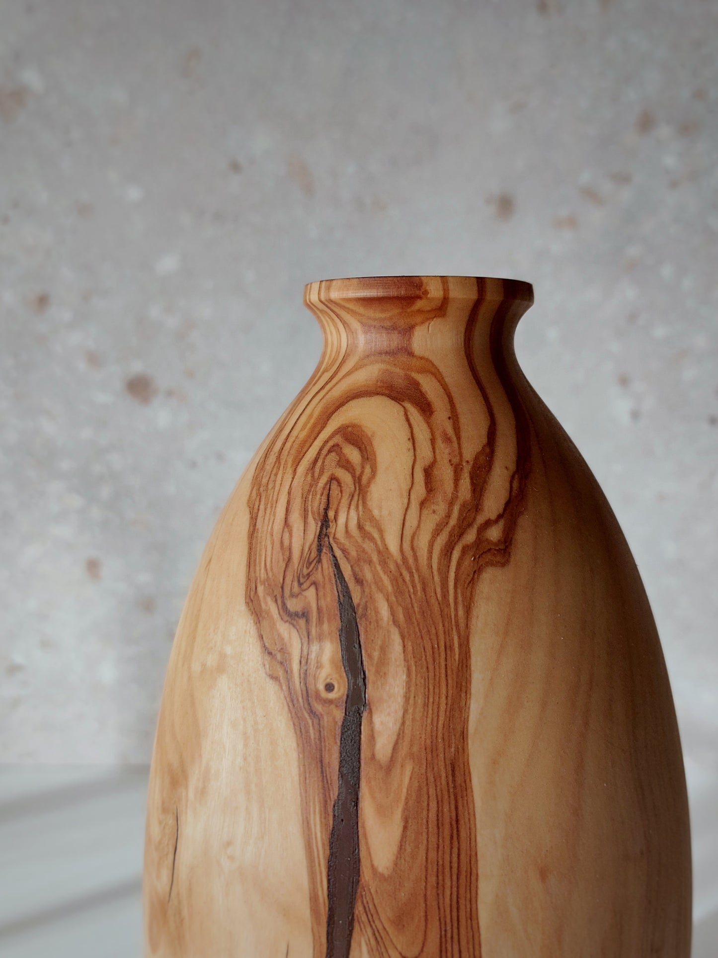 B01 Olive wood vase