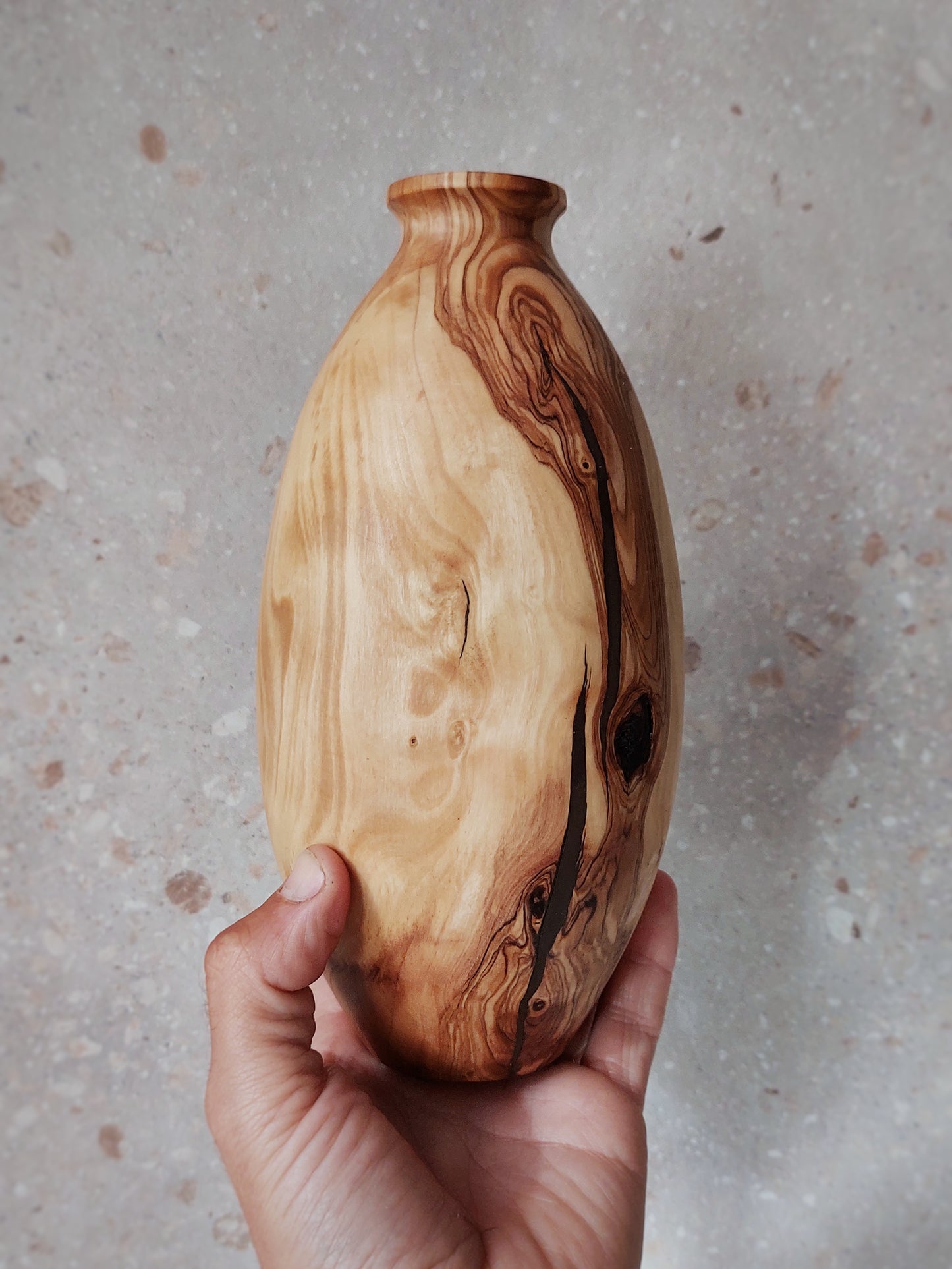 B01 Olive wood vase