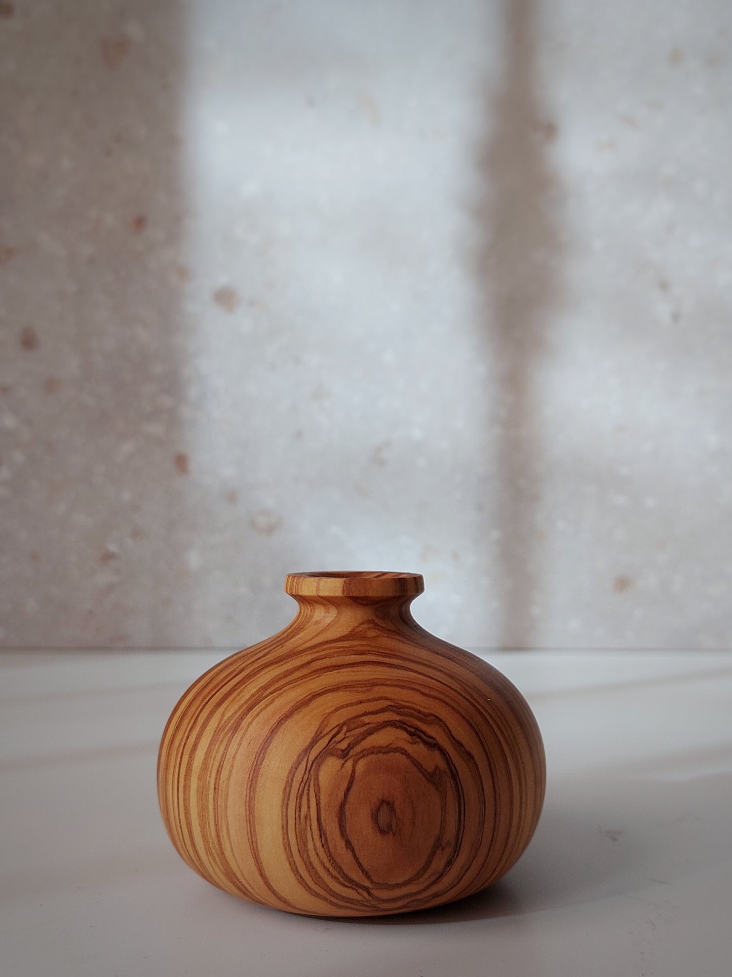 B09 Olive wood vase
