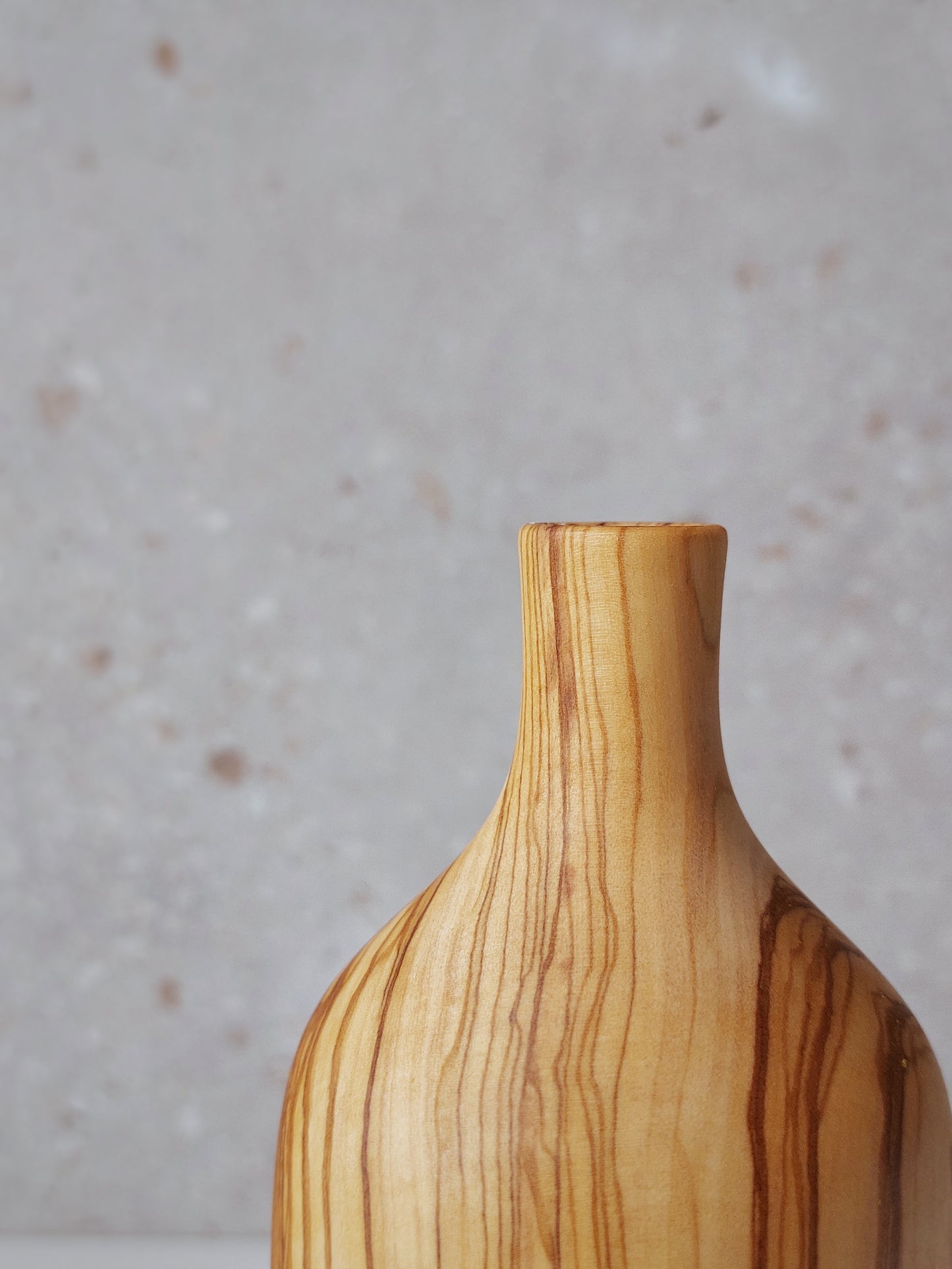 B18 Jarron de madera de Olivo