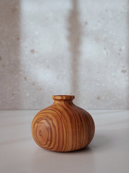 B09 Olive wood vase