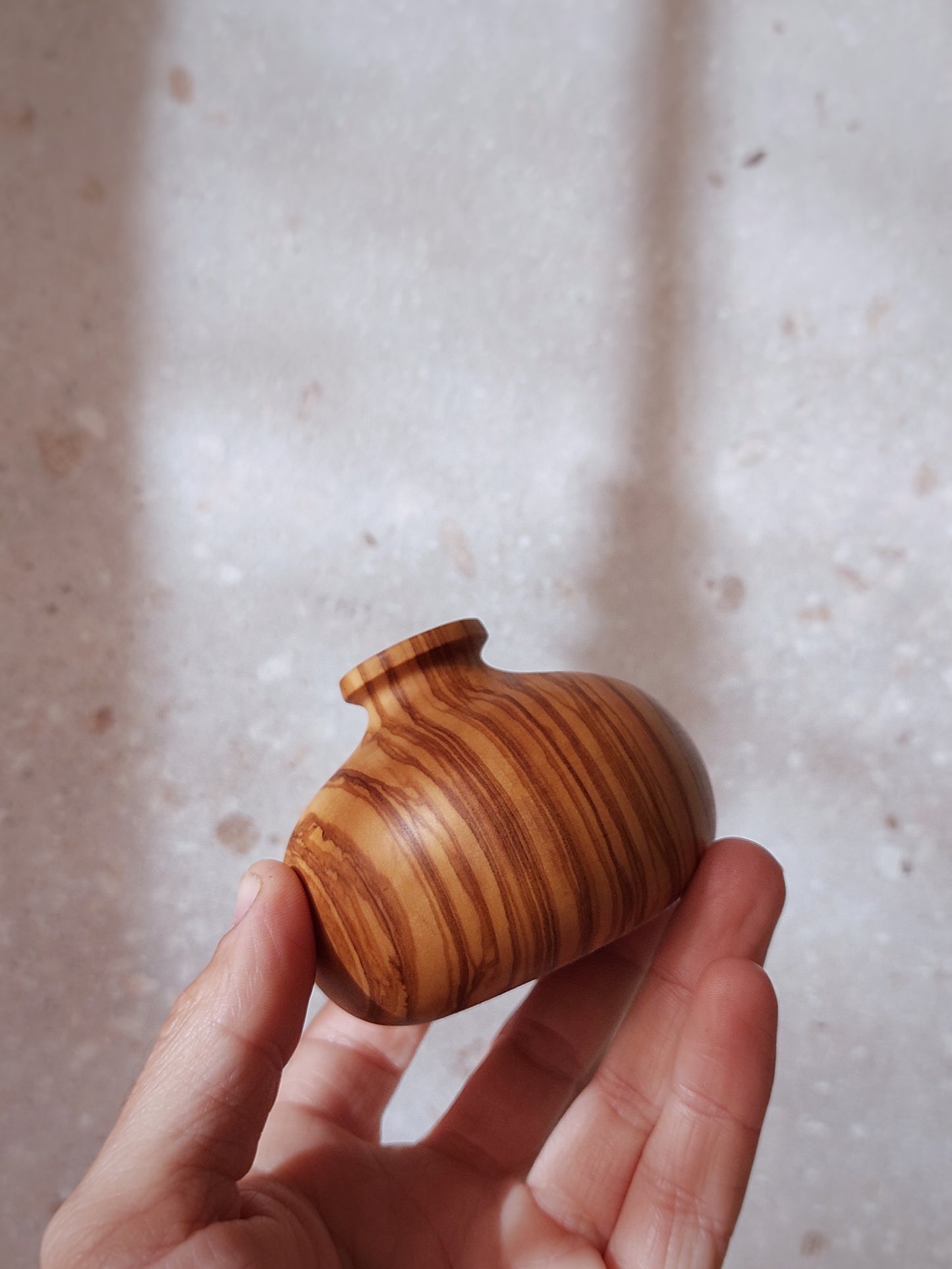 B09 Olive wood vase