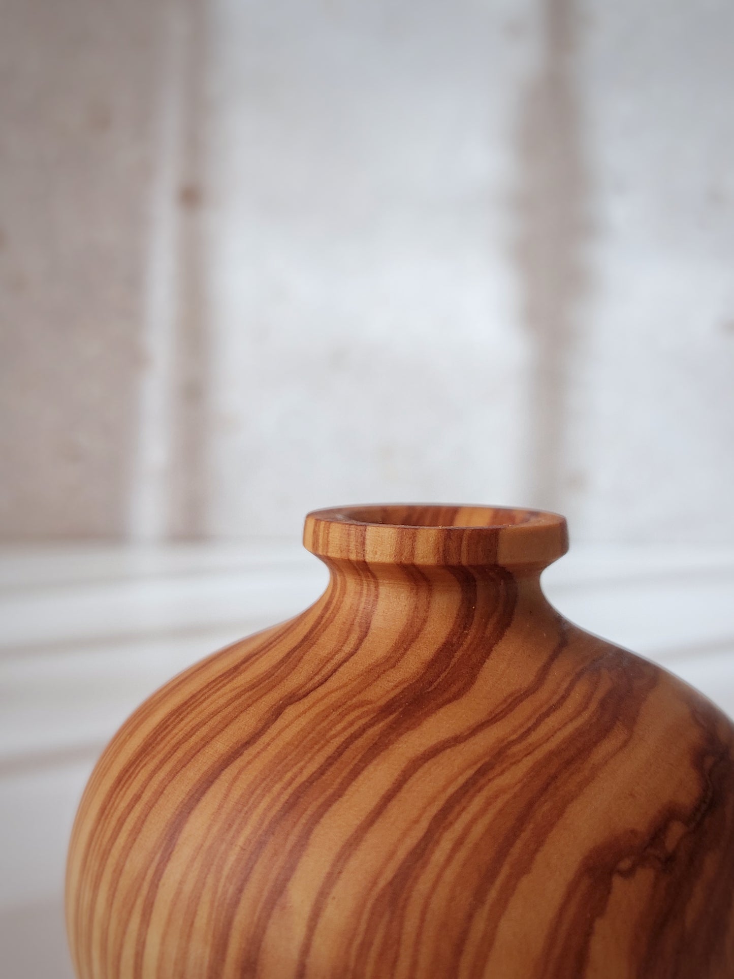 B09 Olive wood vase